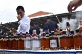 Petugas memeriksa barang bukti minuman beralkohol illegal hasil sitaan sebelum dimusnahkan di halaman Kantor Pengawasan dan Pelayanan Bea dan Cukai (PPBC) Madiun, Jawa Timur, Kamis (29/12). Kantor PPBC Madiun memusnahkan  35.830 batang rokok, 173 botol minuman beralkohol, 108 bungkus tembakau iris hasil operasi selama 2016. Antara Jatim/Siswowidodo/zk/16