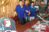 Kompers pengungkapan pelaku pembunuhan (menggunakan baju tahanan warna biru) dan barang Bukti di Kamar 5A lotel Benua Mas (Foto Antara Kalbar / Slamet)