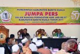 Jelang puncak Peringatan Hari Jadi ke-57 Kabupaten Barito Kuala (Batola), Kalimantan Selatan, Pemkab Batola dipimpin langsung Bupati H. Hasanuddin Murad, pimpinan DPRD, Forkopinda, Sekda, dan seluruh pimpinan SKPD menggelar Jumpa Pers, berisikan pemaparan capaikan kinerja memasuki tahun terakhir kepemimpinan Bupati H. Hasanuddin Murad dan Wakil Bupati H. Maâ€™mun Kaderi. di Pendopo Bahalap Marabahan, Selasa (29/12). Foto:Antaranews Kalsel/Arianto/G.