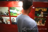 Pengunjung mengamati pameran foto bertajuk 'Toleransi dan Keberagamaan' di kampus Institut Agama Islam Tribakti, Kota Kediri, Jawa Timur, Jumat (30/12). Pameran yang diselenggarakan oleh Komisi Orang Hilang dan Korban Tidak Kekerasan (Kontras) bekerjasama dengan Rabithah Ma'ahid Islamiyah (Asosiasi pesantren Nahdlatul Ulama) tersebut guna mengkapanyekan kepada masyarakat luas agar menghormati perbedaan dan keberagamaan. Antara Jatim/Prasetia Fauzani/zk/16