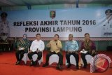 Gubernur Lampung M. Ridho Ficardo (tengah) saat memberikan paparan pada acara Refleksi Akhir Tahun dengan tema 'Capaian Hasil Pembangunan 2016 dan Prioritas Pembangunan 2017', di halaman Kantor Gubernur Lampung, di Bandarlampung. (ANTARA FOTO/Humas Pemprov Lampung/Dok).