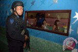 Petugas gabungan dari kepolisian dan Badan Narkotika Nasional Provinsi (BNNP) Bali memeriksa pengunjung tempat hiburan malam saat inspeksi menjelang tahun baru di Denpasar, Jumat (30/12). Dalam razia yang menyasar tempat-tempat hiburan malam tersebut petugas mendapat tiga orang pengunjung positif sebagai pengguna narkoba yang selanjutnya akan direhabilitasi. ANTARA FOTO/Wira Suryantala/nym/16.