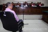 Terdakwa kasus dugaan korupsi pelepasan aset PT PWU Jatim, Dahlan Iskan menjalani sidang lanjutan di Pengadilan Tipikor Surabaya di Juanda, Sidoarjo, Jawa Timur, Jumat (30/12). Agenda pembacaan putusan sela yang dibacakan oleh majelis hakim tersebut menolak nota keberatan (eksepsi) penasehat hukum Dahlan Iskan dan dakwaan jaksa penuntut umum sah menurut hukum sehingga sidang dilanjutkan. Antara Jatim/Umarul Faruq/zk/16