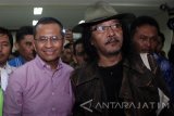 Terdakwa kasus dugaan korupsi pelepasan aset PT PWU Jatim, Dahlan Iskan (kiri) didampingi seniman Sujiwo Tejo (kanan) seusai sidang lanjutan di Pengadilan Tindak Pidana Korupsi (Tipikor) Surabaya di Juanda, Sidoarjo, Jawa Timur, Jumat (30/12). Agenda pembacaan putusan sela yang dibacakan oleh majelis hakim tersebut menolak nota keberatan (eksepsi) penasehat hukum Dahlan Iskan dan dakwaan jaksa penuntut umum sah menurut hukum sehingga sidang dilanjutkan. Antara Jatim/Umarul Faruq/zk/16