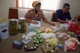 Kepala Balai Besar Pengawas Obat dan Makanan (BBPOM) Denpasar, Endang Widowati (kiri) menyampkain keterangan pers terkait temuan obat dan makanan ilegal di Bali, Jumat (30/12). BBPOM Denpasar berhasil mengungkap 152.766 temuan kasus peredaran obat dan makanan berbahaya selama tahun 2016 yaitu mengalami peningkatan dibanding tahun sebelumnya yang hanya 129.071 kasus. ANTARA FOTO/Wira Suryantala/nym/16.