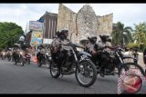 Sejumlah polisi berpatroli di kawasan Monumen Bom Bali menjelang perayaan Tahun Baru 2017 di Kuta, Sabtu (31/12). Polisi memperketat pengamanan dan menutup sejumlah ruas jalan di kawasan-kawasan yang menjadi pusat keramaian pada perayaan pergantian tahun di Pulau Dewata. ANTARA FOTO/Nyoman Budhiana/wdy/16.
