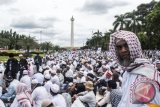 Ribuan umat Islam melakukan zikir dan doa bersama saat Aksi Bela Islam III di kawasan silang Monas, Jakarta, Jumat (2/12). ANTARA FOTO/M Agung Rajasa/wdy/16.