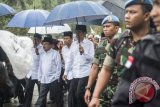 Presiden Joko Widodo (keempat kanan) didampingi Wapres Jusuf Kalla (kedua kanan), Menko Polhukam Wiranto (ketiga kiri) dan Menag Lukman Hakim Saifuddin (kiri) menghadiri salat Jumat saat Aksi Bela Islam III di kawasan silang Monas, Jakarta, Jumat (2/12). ANTARA FOTO/M Agung Rajasa/wdy/16.