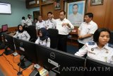 Menteri Perhubungan Budi Karya Sumadi (ketiga kanan) mengunjungi ruang Vessel Traffic Service (VTS) di Pelabuhan Tanjung Perak Surabaya, Jawa Timur, Sabtu (31/12). Kunjungannya tersebut untuk melihat secara langsung aktifitas angkutan kapal laut pada masa angkutan Natal 2016 dan Tahun Baru 2017. Antara Jatim/Didik Suhartono/zk/16