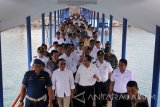 Menteri Perhubungan Budi Karya (ketiga kiri) didampingi Bupati Banyuwangi Abdullah Azwar Anas (kedua kiri) saat meninjau Pelabuhan Ketapang, Banyuwangi, Jawa Timur, Sabtu (31/12). Kunjungan kerja menteri perhubungan di Pelabuhan Ketapang tersebut, guna meninjau persiapan arus mudik dan arus Balik liburan tahun baru 2017. Antara Jatim/Budi Candra Setya/zk/16