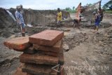 Sejumlah pekerja melakukan penambangan pasir di tempat yang diduga merupakan situs sejarah di lokasi galian C Desa Sugihwaras, Ngoro, Jombang, Jawa Timur, Sabtu (31/12). Warga dan penambang galian C dilokasi setempat, sering menemukan barang-barang kuno seperti pondasi batu bata dan beberapa uang logam yang diduga peninggalan kerajaan Majapahit. Namun, penemuan tersebut sering diabaikan. Antara Jatim/Syaiful Arif/zk/16