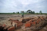 Warga melihat tumpukan batu bata dalam kondisi rusak yang diduga merupakan situs sejarah di lokasi galian C Desa Sugihwaras, Ngoro, Jombang, Jawa Timur, Sabtu (31/12). Warga dan penambang galian C di lokasi itu sering menemukan barang-barang kuno seperti pondasi batu bata dan beberapa uang logam yang diduga peninggalan kerajaan Majapahit. Antara Jatim/Syaiful Arif/zk/16