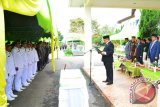 Bupati Balangan, H Ansharuddin, melantik sebanyak 564 pejabat eselon II, III dan IV di lingkup Pemkab Balangan, di Halaman Setdakab setempat, Kamis 29 Desember 2016. Foto: Roly Supriadi/Antaranews Kalsel.