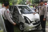 Polisi melakukan olah tempat kejadian perkara (TKP) kecelakaan yang melibatkan Kereta pengangkut BBM dan mobil bernopol P 766 ML di Jalan Bingkil, Malang, Jawa Timur, Senin (2/1). Kecelakaan yang terjadi di perlintasan kereta tanpa palang pintu tersebut tidak menimbulkan korban jiwa. Antara Jatim/Ari Bowo Sucipto/zk/17. 