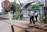 Polisi melakukan olah tempat kejadian perkara (TKP) kecelakaan yang melibatkan Kereta pengangkut BBM dan mobil bernopol P 766 ML di Jalan Bingkil, Malang, Jawa Timur, Senin (2/1). Kecelakaan yang terjadi di perlintasan kereta tanpa palang pintu tersebut tidak menimbulkan korban jiwa. Antara jatim/Ari Bowo Sucipto/zk/17. 