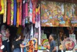 Pedagang dan pembeli beraktivitas di Pasar Seni Sukawati, Gianyar, Bali, Senin (2/1). Pasar yang menjajakan berbagai barang seni dan cendera mata ini ramai dikunjungi wisatawan selama masa libur Natal dan tahun baru. ANTARA FOTO/Fikri Yusuf/wdy/17