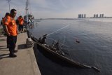 Kepala Basarnas Marsekal Madya TNI FHB Soelistyo meninjau bangkai Kapal Zahro Express yang terbakar di Pelabuhan Kali Adem, Muara Angke, Jakarta, Senin (2/1). Basarnas mengerahkan 15 penyelam serta sejumlah kapal dari tim gabungan untuk mencari 17 korban yang diduga masih hilang. ANTARA FOTO/Wahyu Putro A/pd/17