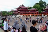 Wisatawan mengunjungi kompleks Klenteng Sam Poo Kong di Semarang, Jawa Tengah, Minggu (1/1/2017). Klenteng Sam Poo Kong merupakan salah satu destinasi di Semarang yang banyak diminati wisatawan. (ANTARA FOTO/R. Rekotomo)