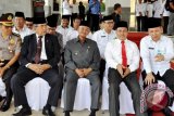 Bupati Banjar H Khalilurrahman (tengah) menghadiri upacara bendera Peringatan ke-71 Hari Amal Bakti (HAB) Kementerian Agama (Kemenag) yang digelar halaman gedung baru Asrama Haji Embarkasi Banjarmasin, Selasa (3/1). Peringatan yang mengangkat tema \'bersih dan melayani\' dengan motto \'lebih dekat melayani umat ini juga dihadiri Wakil Gubernur Kalimantan Selatan H Rudy Resnawan yang bertindak selaku Pembina Upacara, Kepala Kantor Wilayah Kementerian Agama Kalsel, Noor Fahmi, Kepala Pengadilan Tinggi Kalsel, Kepala Kantor Pengadilan Agama se-Provinsi Kalsel, para ASN Kementerian Agama se- Kalsel.(Foto Antaranews Kalsel/hms/f)
