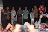 Wakil Presiden Jusuf Kalla (ketiga kanan) didampingi Menkeu Sri Mulyani (ketiga kiri), Gubernur BI Agus Martowardojo (kedua kiri), Dirut Bursa Efek Indonesia (BEI) Tito Sulistio (kanan), Ketua Dewan Komisaris OJK Muliaman D Hadad (kedua kanan), dan Kepala Eksekutif Pengawas Pasar Modal OJK Nurhaida membuka perdagangan saham hari pertama 2017 di BEI, Jakarta, Selasa (3/1). Indeks Harga Saham Gabungan dibuka turun tipis 6,3 poin atau 0,12 persen ke level 5.290,39. ANTARA FOTO/Sigid Kurniawan/wdy/17. (WDY)