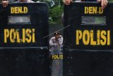 Sejumlah petugas kepolisian berjaga saat berlangsungnya sidang lanjutan kasus dugaan penisataan agama dengan terdakwa Gubernur nonaktif DKI Jakarta Basuki Tjahaja Purnama atau Ahok di depan Kementerian Pertanian, Jakarta, Selasa (3/1). Sebanyak 2.500 personel dikerahkan untuk mengamankan sidang lanjutan Basuki Tjahaja Purnama. ANTARA FOTO/Rivan Awal Lingga/kye/17