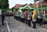 Bupati Madiun Muhtarom (kiri) memberikan pengarahan saat melakukan inspeksi mendadak (sidak) pascalibur nasional dan cuti bersama Pegawai Negeri Sipil (PNS) di Dinas Pendidikan Kabupaten Madiun, Jawa Timur, Selasa (3/1). Di dinas tersebut, ada dua orang PNS terlambat datang sampai digelarnya apel yang langsung dipimpin Bupati Muhtarom. Antara Jatim/Foto/Siswowidodo/zk/17