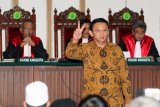 Gubernur nonaktif DKI Jakarta Basuki Tjahaja Purnama atau Ahok bersiap menjalani persidangan lanjutan kasus dugaan penistaan agama di auditorium Kementerian Pertanian, Jakarta, Selasa (3/1). Ahok menjalani sidang lanjutan dengan agenda pemeriksaan saksi. ANTARA FOTO/POOL/Dharma Wijayanto/kye/16.