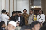 Gubernur nonaktif DKI Jakarta Basuki Tjahaja Purnama atau Ahok bersiap menjalani persidangan lanjutan kasus dugaan penistaan agama di auditorium Kementerian Pertanian, Jakarta, Selasa (3/1). Ahok menjalani sidang lanjutan dengan agenda pemeriksaan saksi. ANTARA FOTO/POOL/Dharma Wijayanto/kye/16.