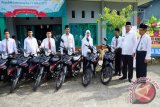 Bupati Balangan, H Ansharuddin, menyerahkan hibah enam unit kendaraan kepada Kemenag Balangan, pada peringatan Hari Amal Bakti Kemenag RI ke 71 di Halaman Kemenag setempat, Kecamatan Paringin Selatan, Rabu (4/1). Foto; Antaranews Kalsel/Roly Supriadi