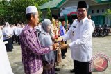 Bupati Balangan, H Ansharuddin, menyerahkan hadiah dan penghargaan serta mengukuhkan keluarga sakinah Balangan, pada peringatan Hari Amal Bakti Kemenag RI ke 71 di Halaman Kemenag setempat, Kecamatan Paringin Selatan, Rabu (4/1). Foto; Antaranews Kalsel/Roly Supriadi