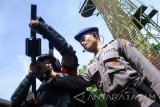 Anggota Brimob mengajari pelajar menggunakan senapan gas air mata dalam Edukasi Bela Negara bagi pelajar di Markas Brimob Detasemen B Polda Jatim, Ampeldento, Malang, Jawa Timur, Rabu (4/1). Kegiatan tersebut merupakan upaya menanamkan rasa patriotisme dan bela negara pada pelajar dengan mengenalkan tugas Brimob seperti penanganan teror, huru-hara serta penyelamatan atau SAR. Antara Jatim/Ari Bowo Sucipto/zk/17