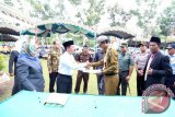 Bupati Tanah Laut, Kalimantan Selatan H. Bambang Alamsyah pada Hari Amal Bakti Kementerian Agama RI ke-71 tahun 2017, menandatangi kerjasama dengan Kantor Kementerian Agama Tanah Laut dalam bidang kependudukan dan catatan sipil, Selasa (3/1). Foto:Antaranews Kalsel/Arianto/G.