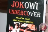 Kepala Biro Penerangan Masyarakat Divisi Humas Polri Brigjen Pol Rikwanto menunjukkan buku \'Jokowi Undercover\' usai memberikan keterangan pers di Jakarta, Selasa (3/1/2017). Petugas kepolisian telah menahan penulis buku Jokowi Undercover, Bambang Tri Mulyono karena konten buku tersebut tidak berdasarkan data primer dan sekunder. (ANTARA FOTO/Rivan Awal Lingga)