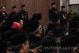 Gubernur Jawa Timur Soekarwo (kanan) bersama Wakil Gubernur Jawa Timur Saifullah Yusuf (ketiga kiri) melantik kepala sekolah tingkat SMA/SMK di Gedung Negara Grahadi, Surabaya, Jawa Timur, Rabu (4/1). Pelantikan yang diikuti oleh 785 kepala sekolah serta 524 kepala TU tingkat SMA/SMK tersebut sebagai bentuk tindak lanjut dari Undang-Undang Nomor 23 Tahun 2014 tentang Pemerintahan Daerah yang mengamanatkan kewenangan SMA/SMK dikelola oleh pemerintah provinsi. Antara Jatim/Moch Asim/zk/17