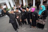 Sejumlah kepala tata usaha SMA/SMK berswafoto saat pelantikan kepala sekolah tingkat SMA/SMK dan Kepala TU SMA/SMK di Gedung Negara Grahadi, Surabaya, Jawa Timur, Rabu (4/1). Pelantikan 785 kepala sekolah serta 524 kepala TU tingkat SMA/SMK tersebut sebagai bentuk tindak lanjut dari Undang-Undang Nomor 23 Tahun 2014 tentang Pemerintahan Daerah yang mengamanatkan kewenangan SMA/SMK dikelola oleh pemerintah provinsi. Antara jatim/Moch Asim/zk/17