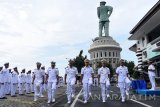 Letkol Laut (P) Budi Santosa (kanan) berdampingan dengan Letkol Laut (P) Rio Henrymuko (kedua kanan), Letkol Laut (P) Cecep Hidayat (ketiga kanan), Letkol Laut (P) Andike Sry Mutia (ketiga kiri), Letkol Laut (P) Yiek Mahmud Auguszal (kedua kiri) dan Mayor laut (P) I Komang Nurhadi ketika mengikuti upacara pengukuhan dan serah terima jabatan komandan jajaran Satuan Eskorta Koarmatim Surabaya, Jawa Timur, Rabu (4/1).  Dalam kesempatan tersebut pengukuhan diberikan kepada Letkol Laut (P) Budi Santosa menjadi komandan KRI Ki Hajar Dewantara-364, Letkol Laut (P) Andike Sry Mutia menjadi komandan KRI Nala-363, dan sertijab komandan KRI Fatahillah-361 Letkol Laut (P) Rio Henrymuko diberikan pada Letkol Laut (P) Cecep Hidayat, dan komandan KRI Lambung Mangkurat-374 Letkol Laut (P) Yiek Mahmud Auguszal diberikan pada Mayor laut (P) I Komang Nurhadi. Antara Jatim/M Risyal Hidayat/zk/17