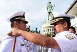 Komandan Satuan Eskorta Koarmatim Kolonel Laut (P) Ariantyo Condrowibowo (kanan) menyematkan tanda jabatan pada Letkol Laut (P) Budi Santosa (kiri) ketika upacara pengukuhan dan serah terima jabatan komandan jajaran Satuan Eskorta Koarmatim Surabaya, Jawa Timur, Rabu (4/1). Dalam kesempatan tersebut pengukuhan diberikan kepada Letkol Laut (P) Budi Santosa menjadi komandan KRI Ki Hajar Dewantara-364, Letkol Laut (P) Andike Sry Mutia menjadi komandan KRI Nala-363, dan sertijab komandan KRI Fatahillah-361 Letkol Laut (P) Rio Henrymuko diberikan pada Letkol Laut (P) Cecep Hidayat, dan komandan KRI Lambung Mangkurat-374 Letkol Laut (P) Yiek Mahmud Auguszal diberikan pada Mayor laut (P) I Komang Nurhadi. Antara Jatim/M Risyal Hidayat/zk/17