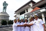 Letkol Laut (P) Budi Santosa (kanan) didampingi Letkol Laut (P) Rio Henrymuko (kedua kanan), Letkol Laut (P) Cecep Hidayat (ketiga kanan), Letkol Laut (P) Andike Sry Mutia (ketiga kiri), Letkol Laut (P) Yiek Mahmud Auguszal (kedua kiri) dan Mayor laut (P) I Komang Nurhadi ketika mengikuti upacara pengukuhan dan serah terima jabatan komandan jajaran Satuan Eskorta Koarmatim Surabaya, Jawa Timur, Rabu (4/1).  Dalam kesempatan tersebut pengukuhan diberikan kepada Letkol Laut (P) Budi Santosa menjadi komandan KRI Ki Hajar Dewantara-364, Letkol Laut (P) Andike Sry Mutia menjadi komandan KRI Nala-363, dan sertijab komandan KRI Fatahillah-361 Letkol Laut (P) Rio Henrymuko diberikan pada Letkol Laut (P) Cecep Hidayat, dan komandan KRI Lambung Mangkurat-374 Letkol Laut (P) Yiek Mahmud Auguszal diberikan pada Mayor laut (P) I Komang Nurhadi. Antara Jatim/M Risyal Hidayat/zk/17