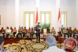 Presiden Joko Widodo (tengah) didampingi Wapres Jusuf Kalla (keempat kanan) memimpin Sidang Kabinet Paripurna yang membahas program-program di tahun 2017 di Ruang Garuda Istana Kepresidenan Bogor, Jawa Barat, Rabu (4/1). Pada tahun 2017 pemerintah memfokuskan kinerja pada masalah pengurangan angka kesenjangan, yaitu kesenjangan ekonomi masyarakat, tetapi juga kesenjangan wilayah. ANTARA FOTO/Yudhi Mahatma/wdy/17.