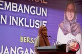 Menteri Keuangan Sri Mulyani Indrawati memberi Kuliah Umum di Universitas Syiah Kuala (Unsyiah), Banda Aceh, Kamis (5/1/2017). Kunjungan Menteri Keuangan Srimulyani ke Aceh, selain memberikan kuliah umum bertema Peran Fiskal Dalam Membangun Perekonomian Inklusif di Unsyiah juga berkunjung ke Kabupaten Pidie Jaya untuk memberikan bantuan kepada korban gempa. (ANTARA FOTO/Ampelsa)