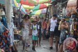 Wisatawan Mancanegara (wisman) berada di kawasan Pasar Seni Ubud, Gianyar, Bali, Kamis (5/1). Berdasarkan data Badan Pusat Statistik (BPS) Provinsi Bali, hingga bulan November 2016 sebanyak 4,48 juta wisman telah mengunjungi Bali sehingga target kunjungan 4,2 juta wisman pada tahun 2016 berhasil tercapai. ANTARA FOTO/Fikri Yusuf/wdy/17