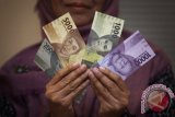 Kepala Tim Pengelola Uang Rupiah dan Operasional Sistem Pembayaran Bank Indonesia (BI) DI Yogyakarta Gradian Mediko Karina saat menunjukkan uang rupiah emisi terbaru kepada wartawan di Bank Indonesia, DI Yogyakarta.  (ANTARA FOTO/Andeas Fitri Atmoko/Dok).