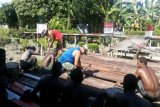 Prajurit Koramil Sawa Erma perbaiki jalan akses kampung