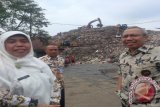 Anggota Komisi V DPR RI (FPKS) Mahfudz Abdurrahman (kanan) didampingi Kepala Dinas Lingkungan Hidup dan Kebersihan (DLHK) Kota Depok, Ety Suryahati (kiri) ketika meninjau langsung TPA Cipayung Depok, sebelumnya Mahfudz juga melihat langsung Terminal Jatijajar dan menyatakan seharusnya terminal tersebut bisa sebagian dioperasikan. (Antara Foto/Feru Lantara)