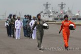 Sejumlah prajurit Korps Wanita TNI Angkatan Laut (KOWAL) memakai pakaian dinas harian (PDH) dengan hijab saat mengikuti Peragaan Busana di Dermaga Ujung, Makoarmatim, Surabaya, Jawa Timur, Kamis (5/1). Delapan pakaian dinas dengan jilbab yang terdiri dari PDH Upacara, PDH Penerbang, PDH Penerbang SAR, PDH Pomal, PDH Layar, PDH Olahraga dan Pakaian Dinas Hamil tersebut merupakan seragam resmi anggota Korps Wanita TNI AL (Kowal) berdasarkan Surat Edaran pada tanggal 12 Agustus 2016 tentang ketentuan penggunaan jilbab sebagai kelengkapan pakaian dinas seragam wanita TNI. Antara Jatim/Moch Asim/zk/17