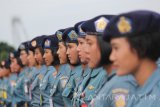 Sejumlah prajurit Korps Wanita TNI Angkatan Laut (KOWAL) mengikuti apel khusus Peringatan HUT ke-54 KOWAL di Dermaga Ujung, Makoarmatim, Surabaya, Jawa Timur, Kamis (5/1). Peringatan HUT ke-54 Kowal yang diikuti oleh 525 anggota Kowal tersebut bertemakan 'Kowal Hebat dan Bermartabat Siap Mendukung TNI AL Berkelas Dunia'. Antara Jatim/Moch Asim/zk/17