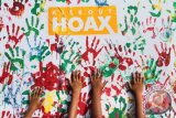 Warga membubuhkan cap tangan saat aksi 'Kick Out Hoax' di Solo, Jawa Tengah, Minggu (8/1). Aksi tersebut sebagai bentuk sosialisasi kepada masyarakat perlunya menanggulangi penyebaran berita bohong (hoax), fitnah, hasutan, ucapan yang menimbulkan kebencian dan SARA yang belakangan ini marak di dunia maya. ANTARA FOTO/Mohammad Ayudha/wdy/17.