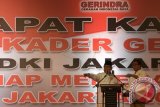 Ketua Dewan Pembina Partai Gerindra Prabowo Subianto (kiri) berbincang dengan calon Gubernur DKI Jakarta nomor urut tiga, Anies Baswedan (kanan) usai memberikan pengarahan dalam rapat kader di JIExpo, Kemayoran, Jakarta Pusat, Minggu (8/1). Rapat akbar yang diikuti ribuan kader Partai Gerindra tersebut mengangkat tema Kader Gerindra DKI Jakarta Siap Memenangkan Pilkada DKI Jakarta 2017 dan Pilpres 2019. ANTARA FOTO/Sigid Kurniawan/wdy/17.