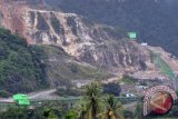 

Suasana di kawasan tambang batu kapur yang digunakan sebagai bahan baku semen di Bukit Karang Putih, Indarung, Padang, Sumatera Barat. Dengan beroperasinya pabrik baru Indarung VI yang memiliki kapasitas produksi mencapai 3 juta ton, PT Semen Padang memproyeksikan kenaikan produksi semen tahun depan sebesar 12,59 persen dan klinker (bahan baku semen) mencapai 31,76 persen guna memenuhi permintaan semen dalam negeri tahun depan. (ANTARA FOTO/Iggoy el Fitra/Dok).