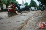 Korban Banjir Sikka Tempati Penampungan Sementara 